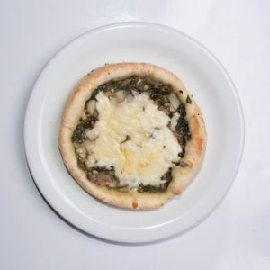 Esfiha aberta espinafre castanha e queijo